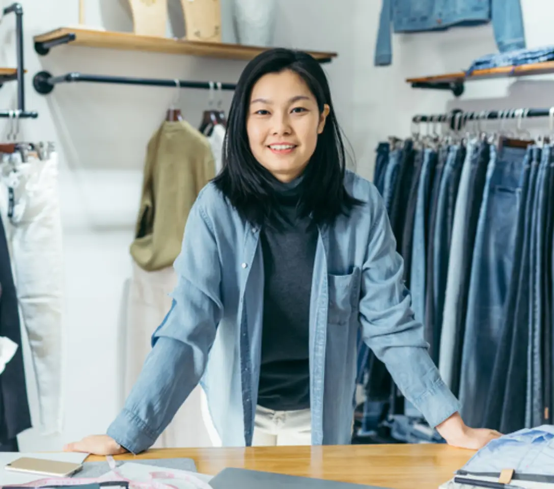 Professionnel analysant les métriques SEO et le trafic web